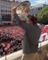 星空体育官网-凯恩举起沙拉盘接受球迷欢呼，拜仁官推：你跟这个冠军很配！